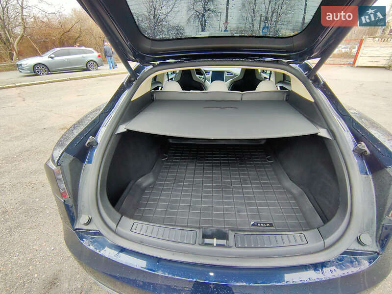 Лифтбек Tesla Model S 2014 в Звягеле