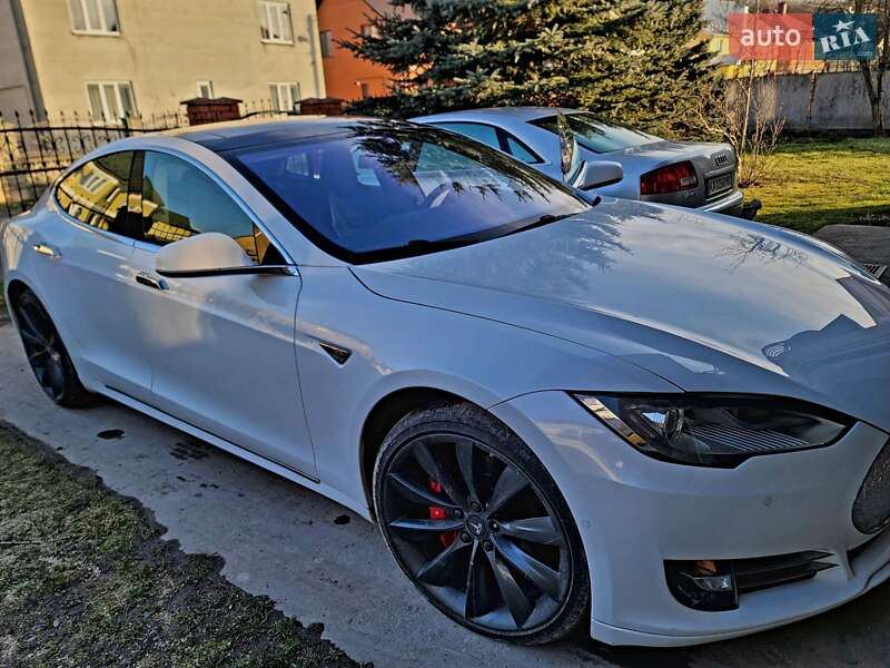 Лифтбек Tesla Model S 2015 в 