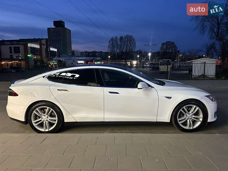 Лифтбек Tesla Model S 2015 в 