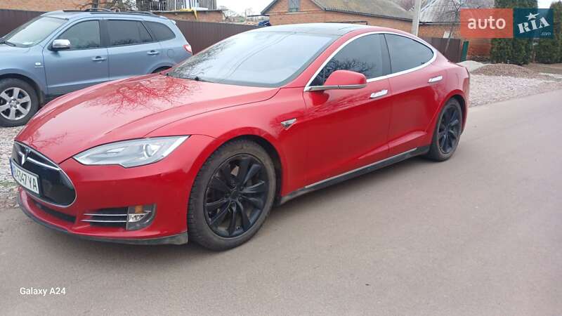 Лифтбек Tesla Model S 2015 в Ильинцах