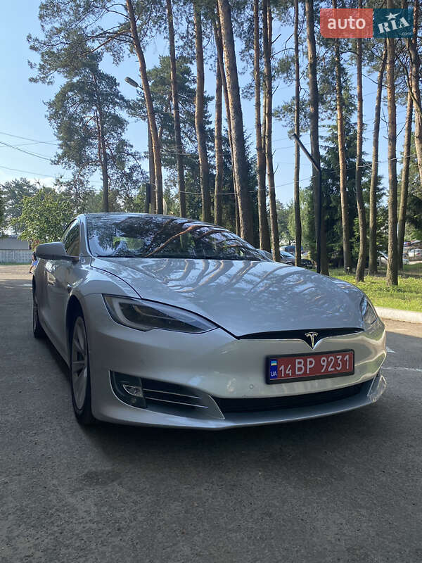 Лифтбек Tesla Model S 2016 в Львове