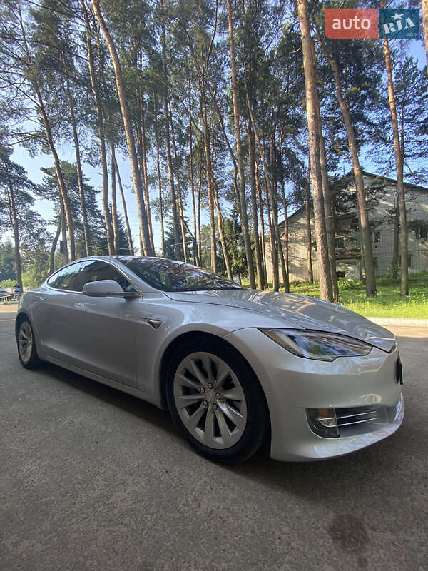 Лифтбек Tesla Model S 2016 в Львове