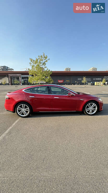 Лифтбек Tesla Model S 2015 в Киеве