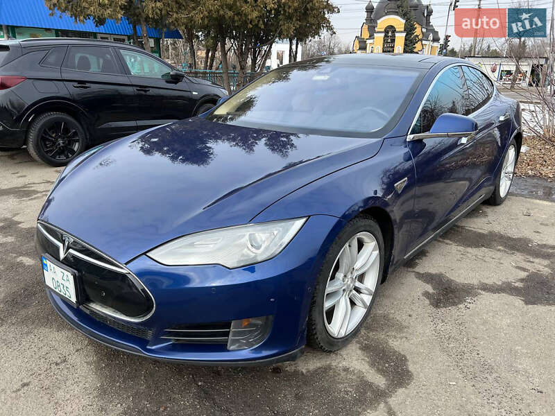Лифтбек Tesla Model S 2015 в Киеве