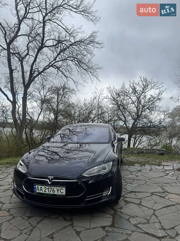 Лифтбек Tesla Model S 2015 в Киеве фото 3 Лифтбек Tesla Model S 2015 в Киеве