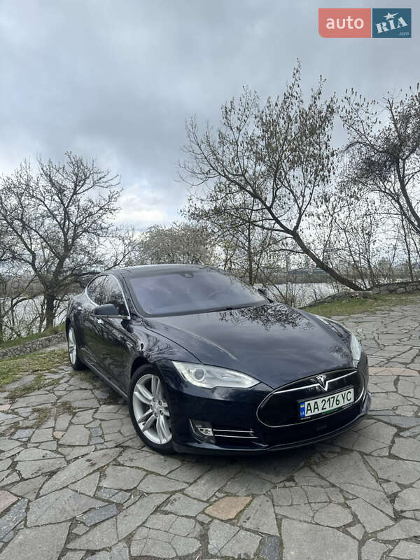 Лифтбек Tesla Model S 2015 в Киеве фото 5 Лифтбек Tesla Model S 2015 в Киеве