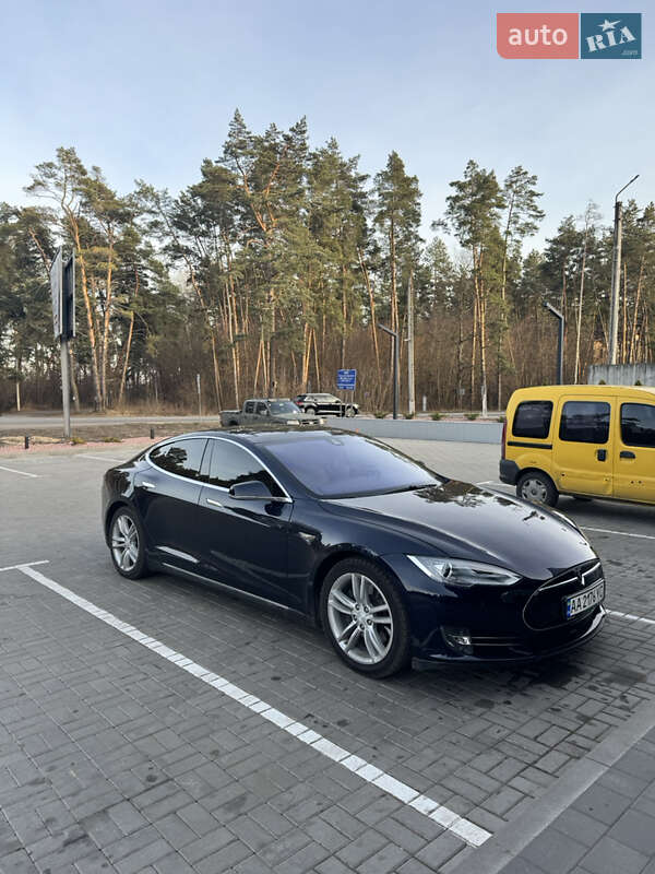 Лифтбек Tesla Model S 2015 в Киеве фото 13 Лифтбек Tesla Model S 2015 в Киеве