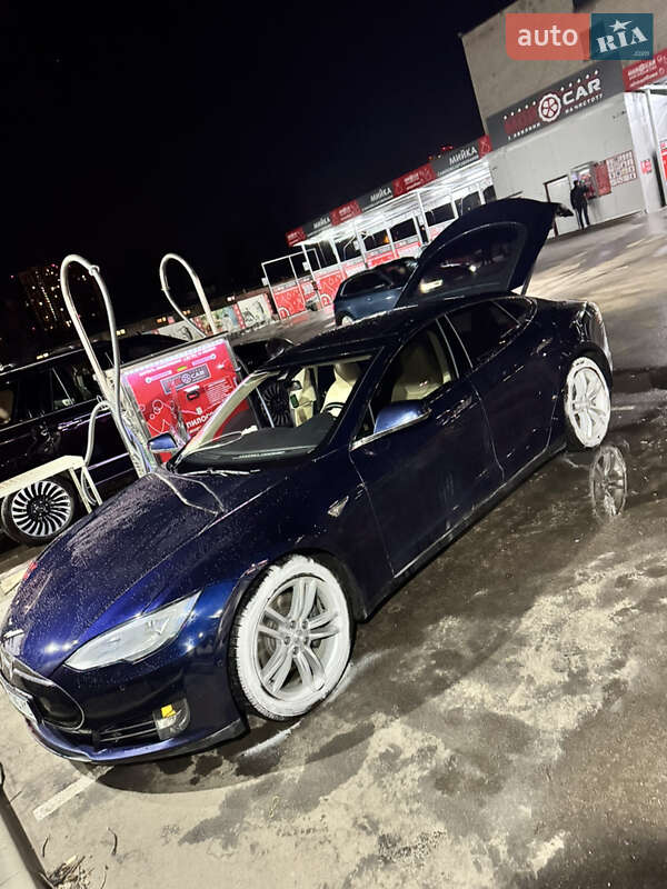 Лифтбек Tesla Model S 2015 в Киеве фото 15 Лифтбек Tesla Model S 2015 в Киеве