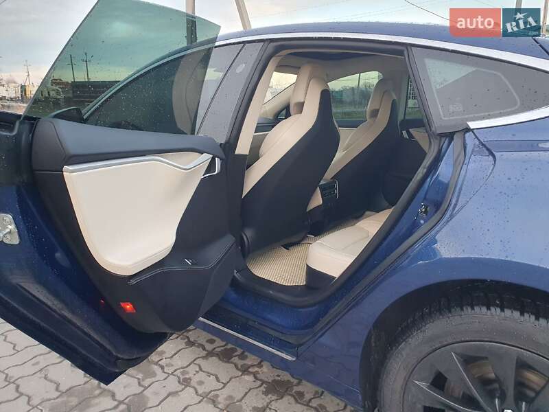 Лифтбек Tesla Model S 2018 в Львове