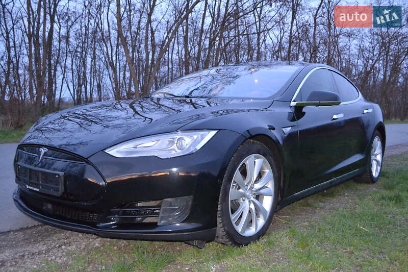 Лифтбек Tesla Model S 2015 в 