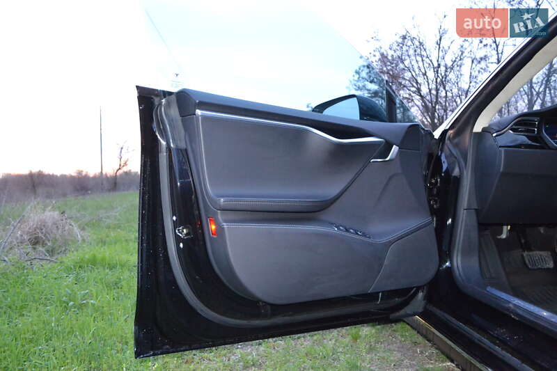 Лифтбек Tesla Model S 2015 в Днепре