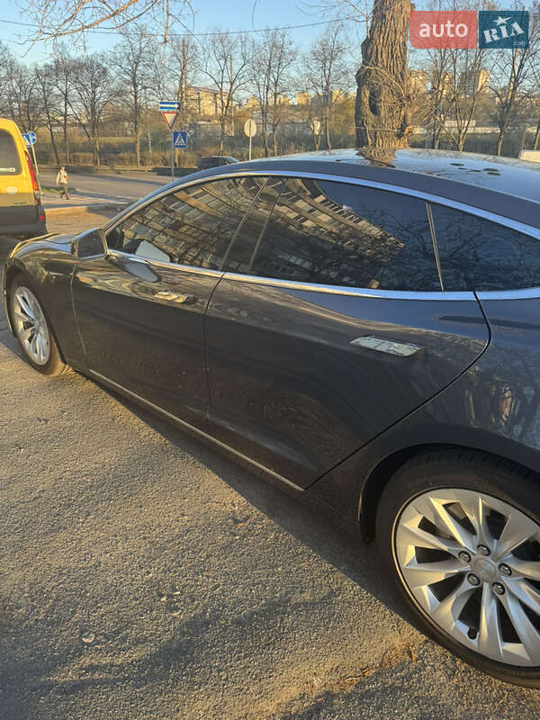 Лифтбек Tesla Model S 2017 в Киеве