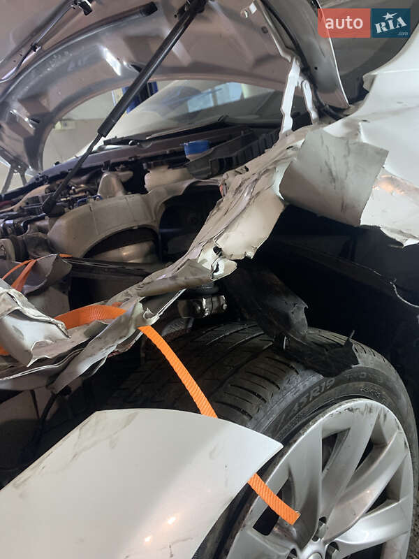 Лифтбек Tesla Model S 2016 в Ровно фото 16 Лифтбек Tesla Model S 2016 в Ровно