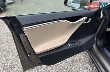 Лифтбек Tesla Model S 2015 в 