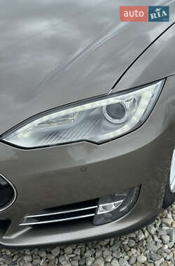 Лифтбек Tesla Model S 2015 в 