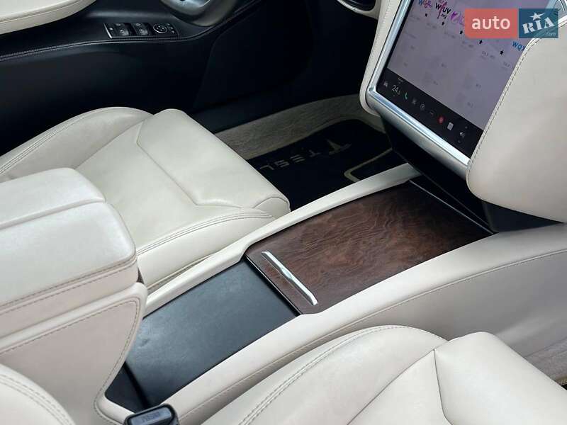 Ліфтбек Tesla Model S 2017 в Львові