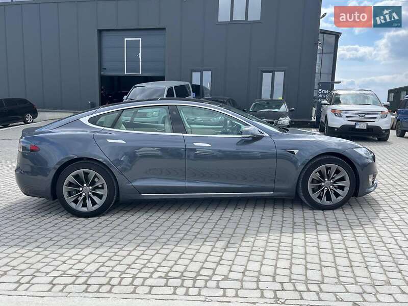 Ліфтбек Tesla Model S 2017 в Львові