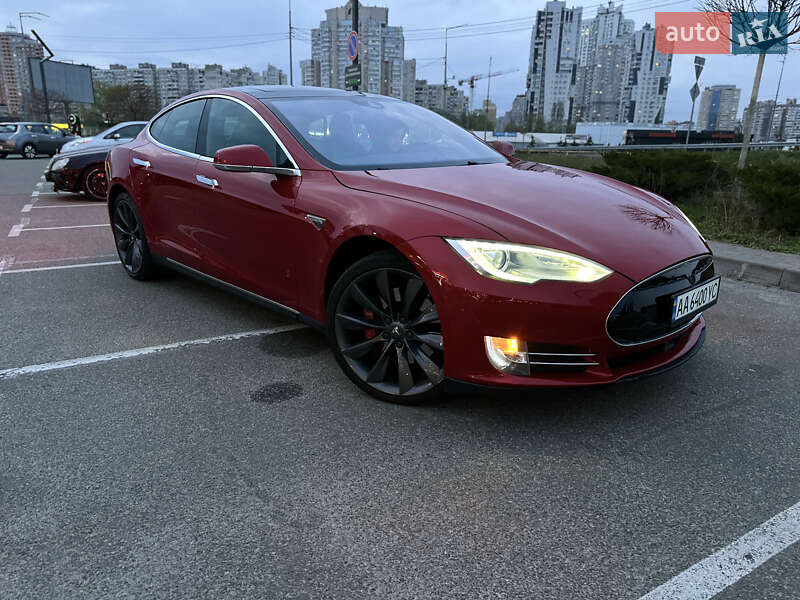 Ліфтбек Tesla Model S 2015 в Києві