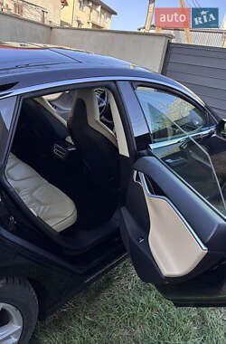 Лифтбек Tesla Model S 2014 в 