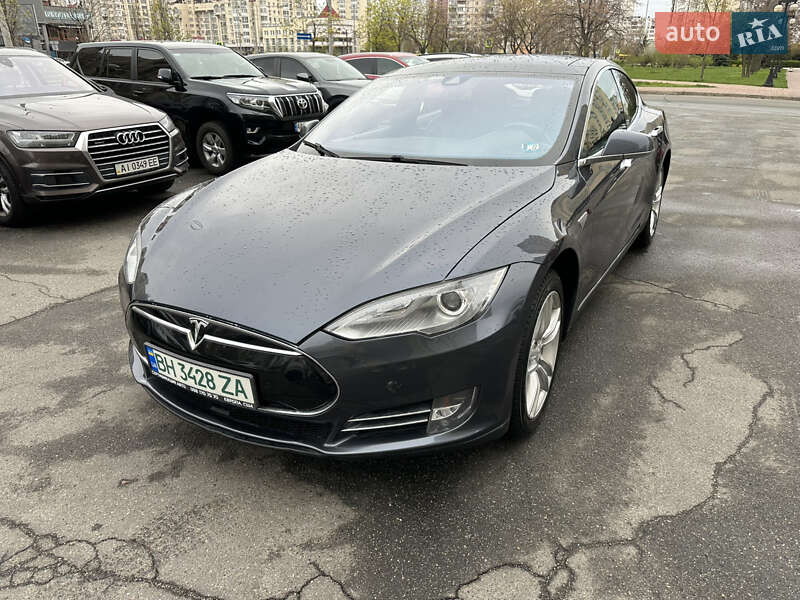 Лифтбек Tesla Model S 2015 в 