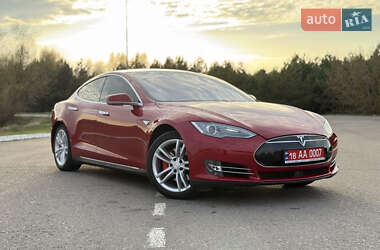 Лифтбек Tesla Model S 2015 в 