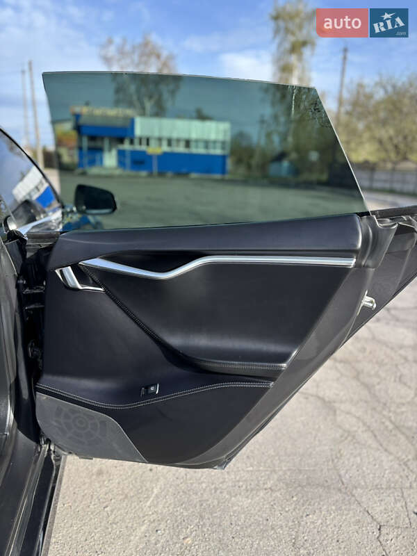 Лифтбек Tesla Model S 2016 в Остроге