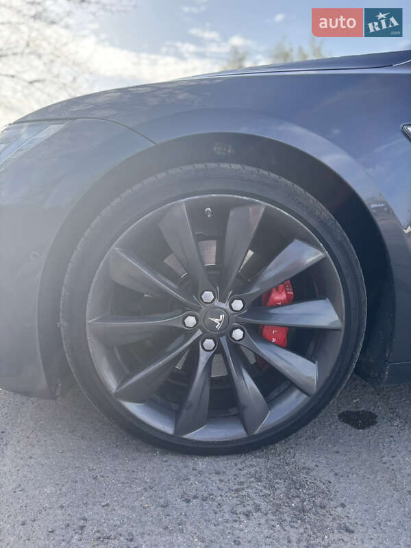 Лифтбек Tesla Model S 2016 в Остроге