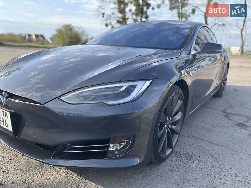 Лифтбек Tesla Model S 2016 в Остроге