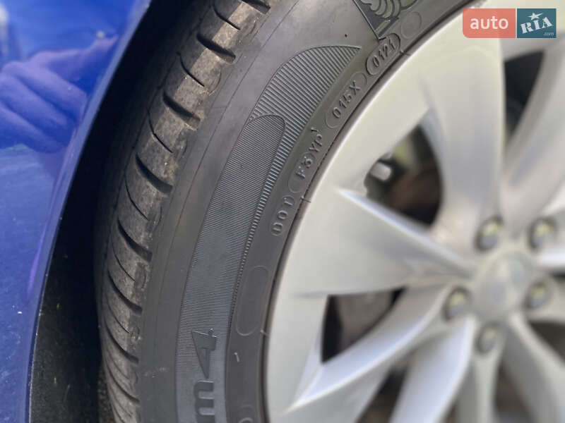 Ліфтбек Tesla Model S 2015 в Бучі