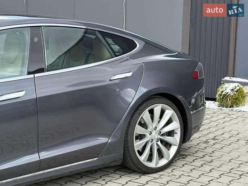 Лифтбек Tesla Model S 2017 в Львове