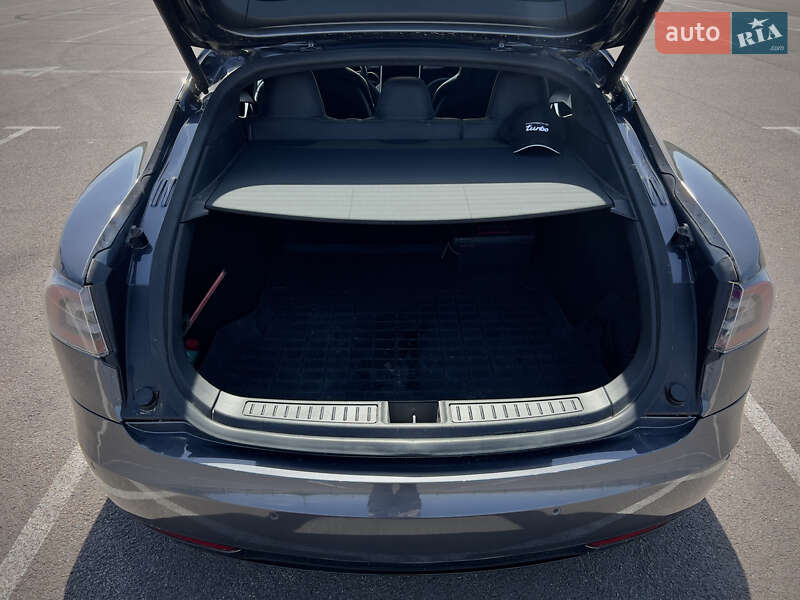 Лифтбек Tesla Model S 2016 в Ровно