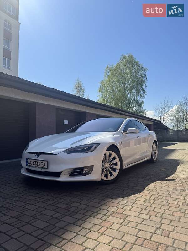 Лифтбек Tesla Model S 2017 в Ивано-Франковске