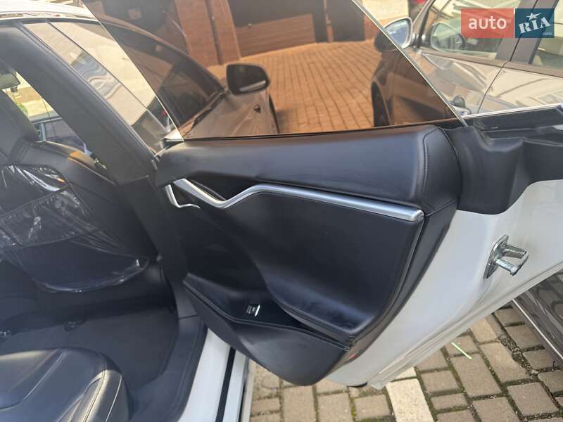 Лифтбек Tesla Model S 2017 в Ивано-Франковске