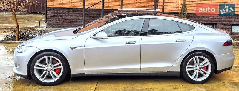 Лифтбек Tesla Model S 2015 в Киеве фото 4 Лифтбек Tesla Model S 2015 в Киеве