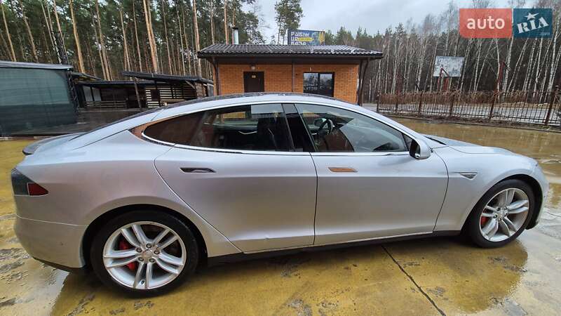 Лифтбек Tesla Model S 2015 в Киеве фото 9 Лифтбек Tesla Model S 2015 в Киеве