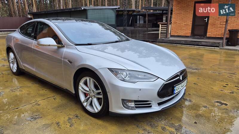 Лифтбек Tesla Model S 2015 в Киеве фото 10 Лифтбек Tesla Model S 2015 в Киеве