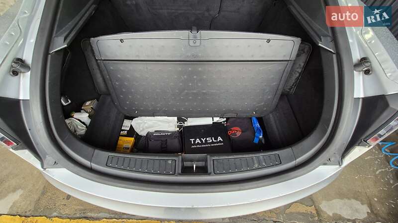 Лифтбек Tesla Model S 2015 в Киеве фото 12 Лифтбек Tesla Model S 2015 в Киеве
