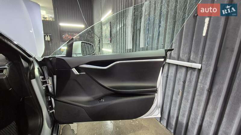Лифтбек Tesla Model S 2015 в Киеве фото 19 Лифтбек Tesla Model S 2015 в Киеве