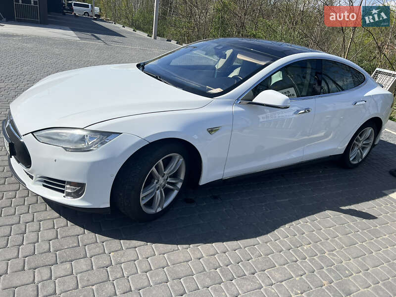 Лифтбек Tesla Model S 2015 в Львове