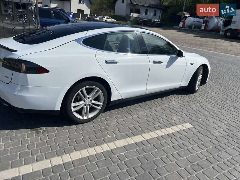 Лифтбек Tesla Model S 2015 в Львове