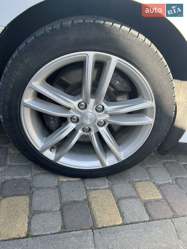 Лифтбек Tesla Model S 2015 в Львове