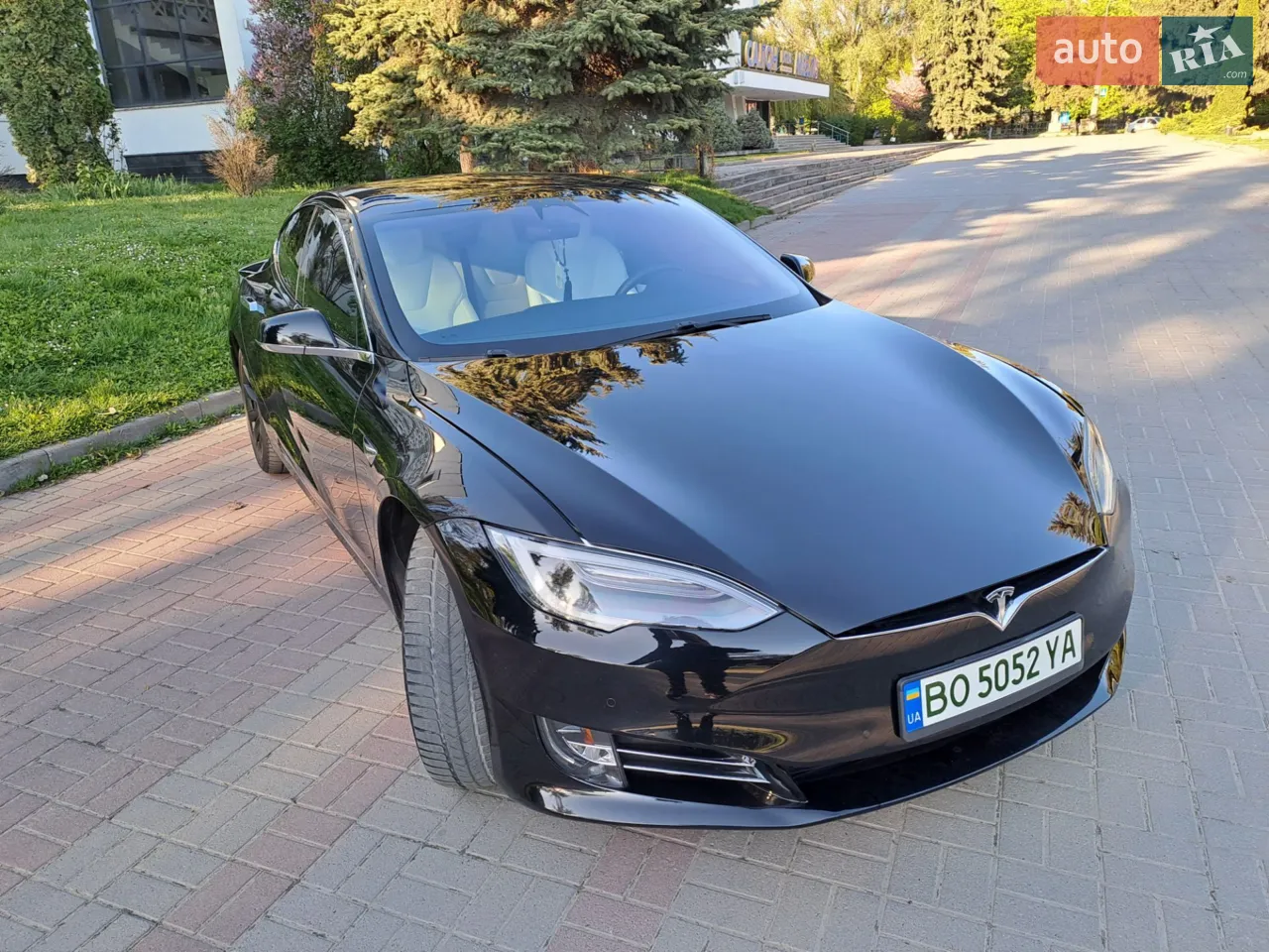 Performance(780к.с) Raven Разгон 2,5 сек до 100км/год. Вбивця всіх можливих спорт карів.
Двигун нового зразка - Постійний Магніт, економніший і надійніший попереднього, почали встановлювати з 04.2019. Адаптивна підвіска нового покоління. Повний привід, 100кВт батарея. Процесор Intel. Музика преміум.
Швидка зарядка CCS2. Оновлюється, працює з додатком на телефоні.