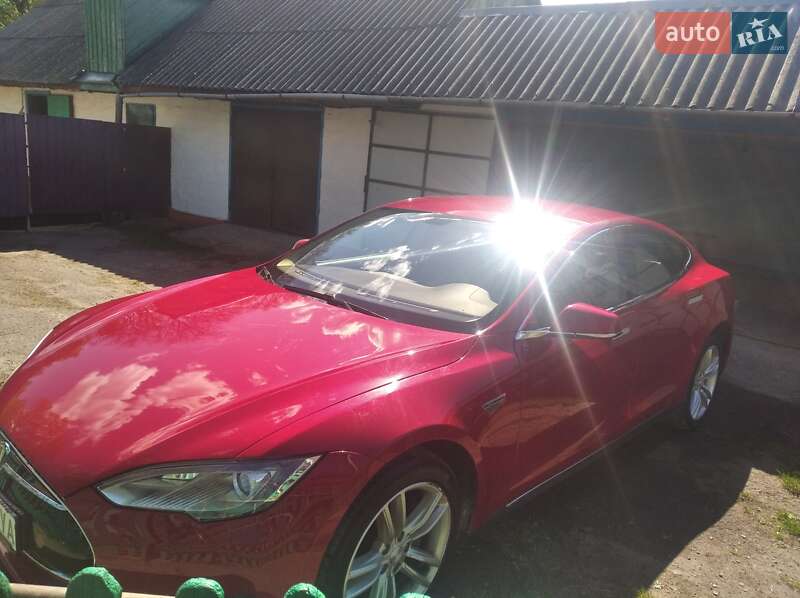 Лифтбек Tesla Model S 2014 в 
