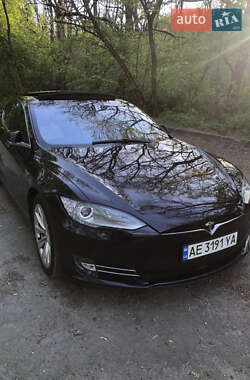 Лифтбек Tesla Model S 2015 в 
