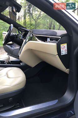 Лифтбек Tesla Model S 2015 в 