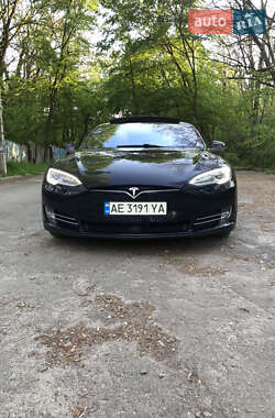 Лифтбек Tesla Model S 2015 в 