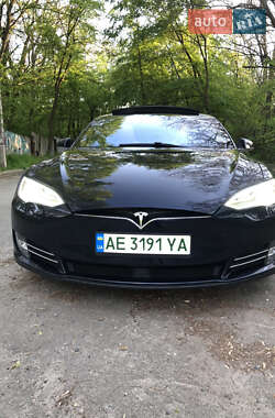 Лифтбек Tesla Model S 2015 в 