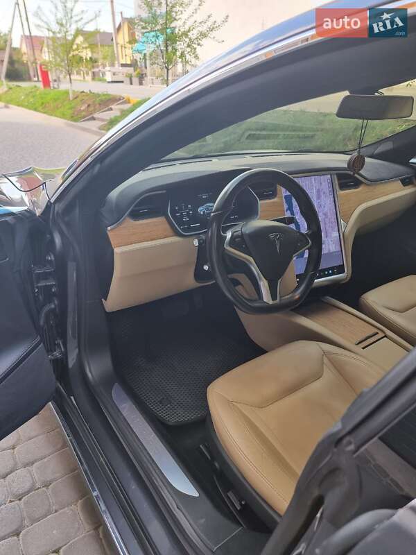 Лифтбек Tesla Model S 2015 в Виннице