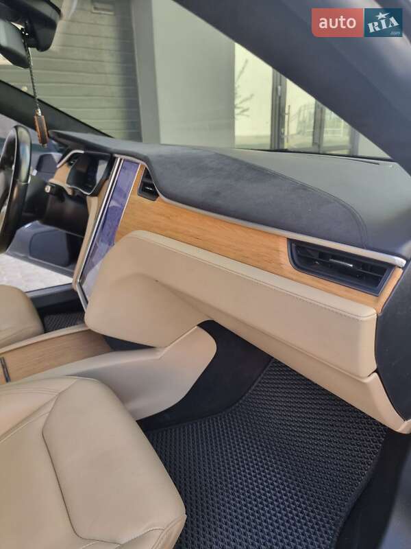 Лифтбек Tesla Model S 2015 в Виннице