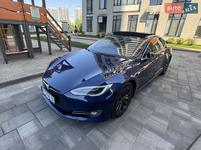 Лифтбек Tesla Model S 2016 в Киеве